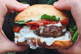 Gli hamburger di carne sono un secondo piatto amato in tutto il mondo facilissimo da preparare anche in casa per una cena veloce e allo stesso tempo salutare. Hamburger Di Agnello Mediterraneo Con Tzatziki Pomodori Arrostiti
