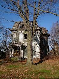 The kitchen comes with a microwave, a toaster and a refrigerator and there is a private bathroom. Abandoned Mansion Milan Oh You Wouldn T Guess How Big This Place Is By Looking At The Front Perhaps Abandoned Mansions Abandoned Houses Abandoned Places