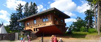 Das haus wurde wie ein normales haus gebaut, aber danach wurde es mit hilfe von zwei krans auf den kopf gestellt. Bayerischer Wald Haus Am Kopf In Sankt Englmar Verkehrtes Haus In Bayern