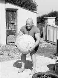 Triple champion de strong man, comprenez homme fort, il se lance maintenant dans une nouvelle discipline : Le Telegramme Homme Le Plus Fort De France Cosquer Releve Le Defi