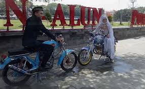 Tentu saja tema acara halal bihalal memang telah banyak dicari oleh orang di internet. Sip Usai Akad Nikah Pengantin Baru Ini Abadikan Momen Istimewa Di Alun Alun Purwodadinews