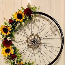 Turn Bike Wheel Into Decorative Wreath Unique Balcony Garden Decoration And Easy Diy Ideas Bicycle Decor Bicycle Wheel Decor Bike Wheel