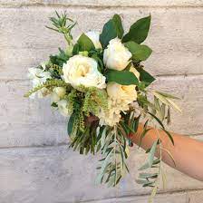 Fresh Garden Roses Ranunculus Lemon Leaves And Olive Foliage Outdoor Wedding Flowers Arrangements Wedding Flower Arrangements Simple Wedding Flowers