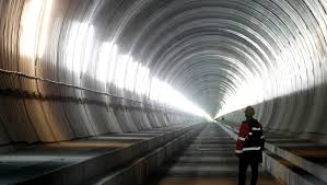 Traffic flows through only one tunnel, which carries traffic both ways, with each direction allocated one lane. Gotthard Durchstich Ingenieure Vollenden Langsten Tunnel Der Welt Der Spiegel