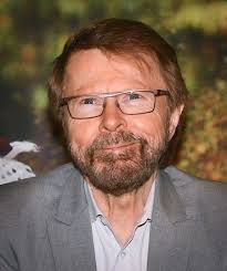 BJÖRN ULVAEUS 75 ÅR Låtskrivaren, musikern och textförfattaren Björn  Ulvaeus, född i Göteborg 1945, fyller idag 75 år. Hans enastående karriär  började i Västervik under 1950 talet dit familjen flyttat. En akustisk