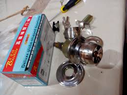 Tutorial bagaimana cara untuk membuka pintu yang kuncinya hilang atau tombol rosak atau terkunci dari dalam. Pintu Tercabut In English