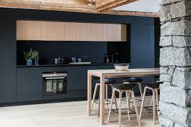 Cuisine Integree Noir Et Bois En 2020 Cuisine Moderne Maison Corse Maison