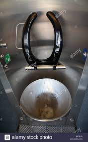 moderne offentliche toilette zurich schweiz stockfotografie alamy