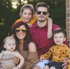 Sweet sixteen is not the age to become an unmarried mother and take responsibility for raising a child chels father randy houska is a dentist by profession and has supported her in every way. Teen Mom Star Chelsea Houska Is Pregnant Expecting Fourth Child With Cole Deboer