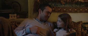 Memo (aras bulut iynemli) es un hombre con discapacidad que lleva una vida feliz junto a su madre (celile toyon uysal) y su hija ova (nisa sofiya aksongur). Milagro En La Celda 7 Cine Divergente