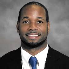 Algunas personas van a escapar de la tormenta que eres, otras van a elegir  mojarse contigo.”