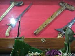 Sehingga khodam akan lebih terikat dengan anda, serta semakin memaksimalkan energinya. Membedakan Keris Asli Atau Replika Ada Ilmunya Seperti Apa