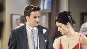 Chandler bing and monica geller are an interesting match, and the characters, played by matthew perry and courteney cox, were a surprise couple on the hit sitcom friends.many fans think monica is the most important friend. Monica Und Chandler Sollen Im Echten Leben Ein Paar Sein Liebes Sensation Bei Friends