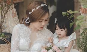 Bảo ngọc khoe hình thể thon gọn, gợi cảm. Vá»£ CÅ© Hoai Lam Máº·c Vay CÆ°á»›i Vnexpress Giáº£i Tri