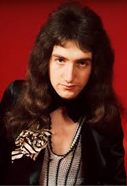 John Deacon ko itna great kya banaata hai? (Iske alaava ki usne Queen ke  kuch sabse bade hits likhe hain) : r/queen