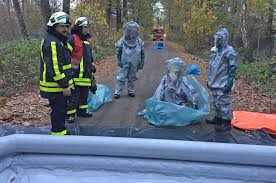 Man nimmt einen langen dünnen stock und sucht damit die gänge ab. Extrem Stinkende Buttersaure Im Wald Entsorgt Spezialeinheit Der Feuerwehr War Im Einsatz Dorsten