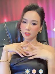 Hotgirl Sam: Tuổi 33 sở hữu vài triệu USD, cực kín tiếng chuyện tình cảm