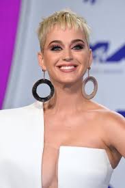 Katy, who recently has been changing up her look by sporting a number of wigs, has committed to baby blond by going shorter with her hair, which is giving us similar vibes to miley's choppy sides and longer top. Katy Perry Hairstyles Wigs Com