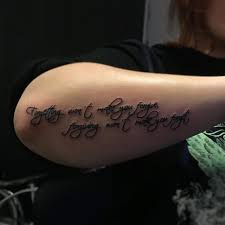 La conception d'un tatouage manchette pour femme demande beaucoup de réflexion, mais il n'est pas nécessaire de couvrir tout le bras pour faire. Tatouage Citation Plus Qu Un Message