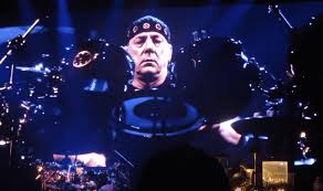 Find out here how the neil peart drum kit began, how neil peart started without a drum set but a pair of sticks, a practice pad and more! Watch Rare Video Of Neil Peart S Mind Boggling Drum Solo In Charlotte With Rush In 2012 Clture