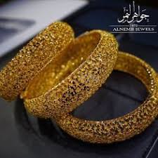 الذهب زينه و خزينه اساور عريضه المنثوره ذهب عيار ٢١ صافي تصميم جميل وذهب صبه ثقيله من ٩٠ Bangles Jewelry Designs Gold Bangles Design Gold Jewelry Outfits