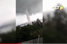 Fenomena angin puting beliung muncul di waduk gajah mungkur (wgm) wonogiri, jawa tengah, sore ini. 5 Bq0y L5dtgfm