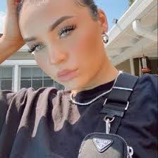 Elizabeth Handford's Instagram, Twitter & Facebook