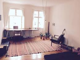 Weitere ideen zu traumzimmer, innenarchitektur, wohnung. Grosses Berliner Wg Zimmer In 2er Wg Mit Teppich Hohen Fenstern Und Altbaucharme Einrichtungsidee Fur Wg Zimmer Wg Zimmer Zimmer Wohnzimmer Ideen