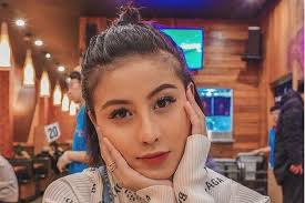 Music video by awkarin performing candu©. Profil Awkarin Dari Pembuat Kontroversi Ke Relawan Kemanusiaan Halaman All Kompas Com