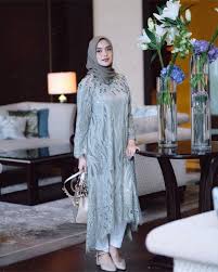 Baju gamis ini banyak sekali di gemari di indonesia, hal ini dikarenakan memakai baju muslim menjadi kebanggaan tersendiri. 60 Model Gamis Pesta Mewah Brokat Modern Terbaru 2020