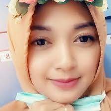 iskfoto Mbah-mbah duduk termenung dengan pisangnya di emperan minimarket  yang berada di selatan bangjo Panjang atau utara pertigaan Bacin.  Pisang-pisang yang di bawanya cukup banyak, tak hanya itu, pisangnya pun  ndalu-ndalu atau