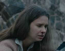 I could be going crazy, but does Sara's roots turn grey when she hears  voices? In both the scene where she hears Abby, in s01e09, and in the scene  in the finale,