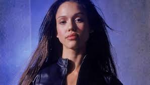 Jessica alba's hair color is brown, and she loves to wear long brown wavy hairstyles very much. Jessica Alba Says Dark Angel S Sexiness Made Her Uncomfortable