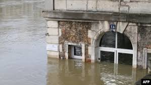 Afin de prévenir tout risque de débordement, la rive droite de la. La Crue De La Seine A Atteint Son Pic A Paris