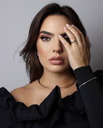 A naturalidade nunca sai de moda, tendências vem e vão, mas traços naturais  nunca saem de moda. • Pois valoriza a beleza natural, sem prejudicar a  saúde. • A busca por