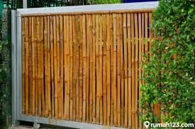Duh jadi kepincut pengen bikin pagar dari bambu, selain harga yang murah, kesan alami juga sangat kental terasa. 7 Inspirasi Desain Pagar Bambu Minimalis Bikin Suasana Rumah Jadi Sejuk Dan Asri Rumah123 Com