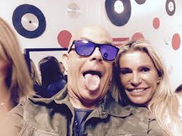 Aside from his music, he is known for always wearing sunglasses in public. Pedro Abrunhosa Usa Oculos Porque E Estrabico Ve Aqui Dioguinho Blog