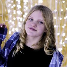 It's not what's under the Christmas tree that matters, it's who's around  it. — Charlie Brown #cinematographer #christmasminis #holiday #nostalgic  #warmchristmasphotoset #warmphotography #familyphotographer  #boisephotographer #idahophotographer