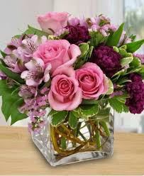 Non c'è modo migliore che augurare buon compleanno con dei fiori freschi direttamente a casa del festeggiato. Pin Di Claudia Su Arreglos Florales Fiori Di Compleanno Composizioni Floreali Semplici Mazzo Di Fiori