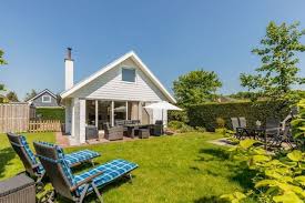 Das Gemutliche Ferienhaus Mit Sonnigem Eingezauntem Garten Ferienhaus Ferien Outdoor Dekorationen