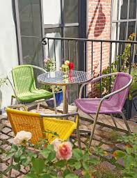 Pour débuter la saison estivale au plus tôt et profiter du jardin, pensez aux parasols chauffants et à l'éclairage du jardin. Amenager Un Balcon Avec Des Plantes Et Une Table Cote Maison