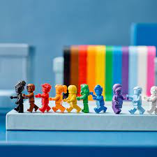 In a video announcing the product, ashton said he hopes people will be very proud. Lgbtq Steinchen Lego Verkauft Regenbogen Set Mit Dragqueen Der Spiegel