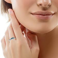 W polsce obrączkę ślubną zwyczajowo nosi się na serdecznym palcu prawej dłoni, tymczasem w wielu krajach nosi się ją na lewej. Jak Nosic Pierscionki I Obraczki Wybor Palca Ma Znaczenie