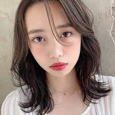 ミディアム編 小顔効果 ぽっちゃりさんにおすすめの髪型はコレ 4meee ヘアスタイリング 髪型 ミディアムヘア