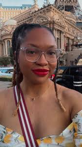 Yo why is she making that face😅😅