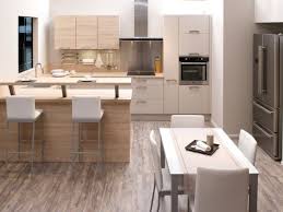 Son îlot central moderne, ses murs en briques rouges, son salon contemporain avec. Image Cuisine Appartement Cuisines Aviva Cuisine Ouverte Sur Salle Home Kitchen Breakfast Bar