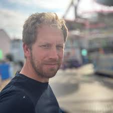 Honestly speaking, MGK Sm0ke Eminem in thëir bééf. MGK was f!re but Eminem  was wháck"___The Game The Game 🗣️:"The MGK bééf with Eminem is very  simple. I would honestly say MGK won