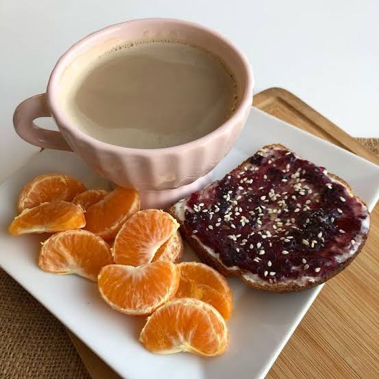 Desayuno saludable: café con leche descremada, tostada integral, queso untable y fruta | Desayunos aesthetic, Cafe