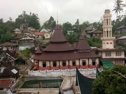 Tahukah kamu bahwa salah satu desa atau nagari yang berada di kabupaten tanah datar, provinsi sumatera barat yang dikenal dengan nama nagari pariangan pada bulan mei 2012 lalu telah terpilih sebagai salah satu dari lima daftar desa terindah di dunia versi budget travel. Masjid Tuo Pariangan Dari Pusat Kegiatan Masyarakat Sampai Objek Wisata Prokabar