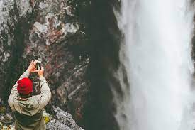 滝で自撮り中に滑落した男性が脳損傷 コロナ禍の救出活動は報われず死亡 – Sirabee